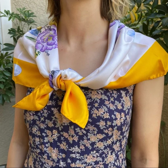 New in box vintage multicolored Gucci silk scarf - Picture 4 of 16